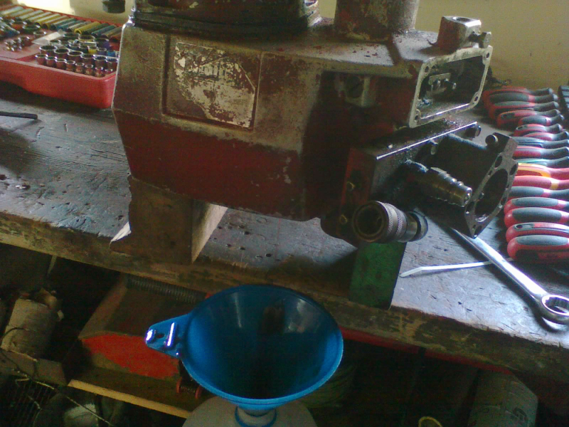 Draining the hydraulic unit